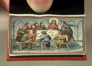 Imagen oculta de "La Ultima Cena" en los filos de una Biblia en miniatura.