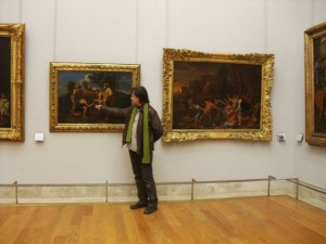 El autor del reportaje ante el extraño cuadro de Poussin