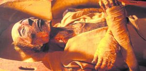 EL DÍA EN QUE LA MOMIA DE RAMSÉS II LEVANTÓ SU MANO